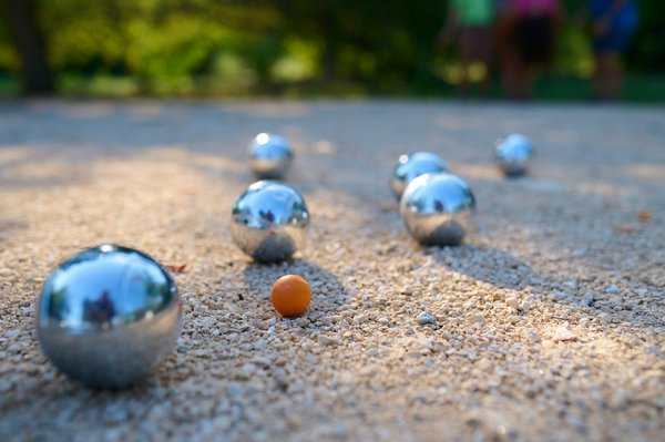 Simplifiez votre jeu : les règles incontournables de la pétanque