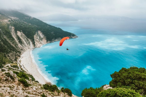Découvrez le vol libre à Annecy : votre guide du parapente!